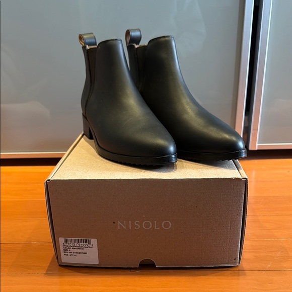 Nisolo Black Chelsea Boots with Elastic Panels - Picture 1 of 6